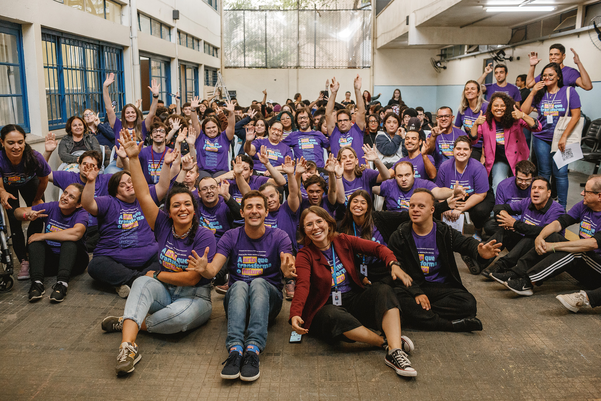 Equipe do Pertence reunida com participantes de uma formação.